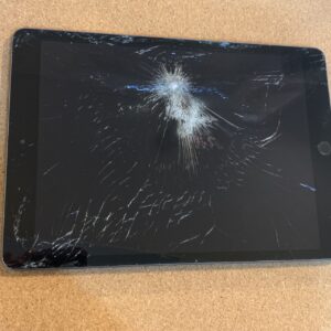 【iPad第7世代】iPadを落として画面が割れた！そんな時は当店にご相談ください！