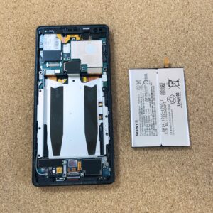 【Xperia XZ2】 長い間使っているとスマホのバッテリーは劣化する！劣化すると充電がもたなくなってきます！そんな時は当店でバッテリーの交換修理を！