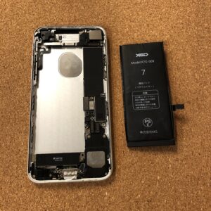 【iPhone７】バッテリー膨張で画面が浮いた！その症状を放置するのは大変危険です！当店で交換修理の対応をしています！