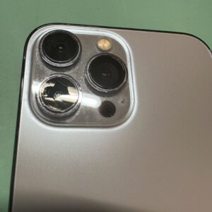 iPhone13pro バックカメラ　レンズ割れ　アップル公式修理の半額以下